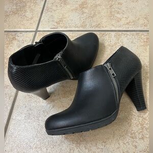 Whitemt women’s faux leather black boots